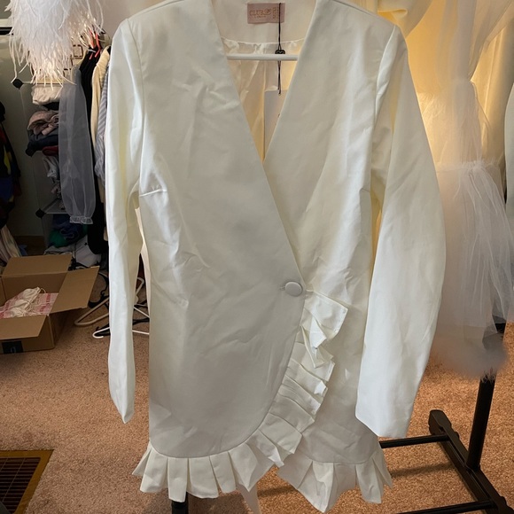 Club L London tailored mini dress with ruffle detail in white - Picture 2 of 5